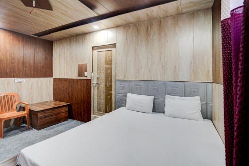 Una cama o camas en una habitación de OYO Hotel Aryawart galaxy