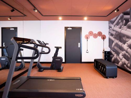 een fitnessruimte met cardio-apparatuur en een loopband bij ibis Styles Strasbourg Nord Palais des Congrès in Schiltigheim
