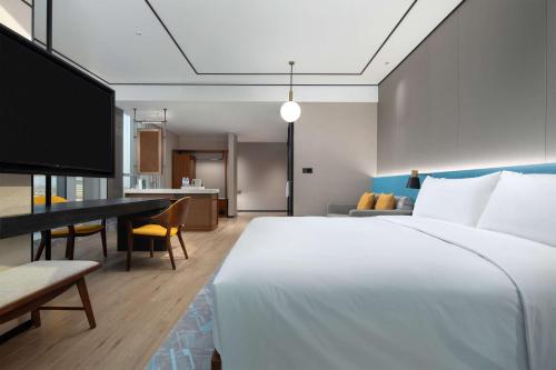 Postel nebo postele na pokoji v ubytování Hilton Garden Inn Beijing Daxing Jinyuan Road