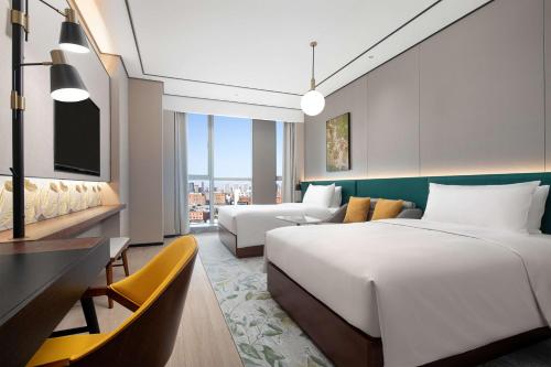 Postel nebo postele na pokoji v ubytování Hilton Garden Inn Beijing Daxing Jinyuan Road