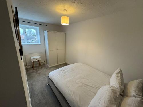 Cama o camas de una habitación en Town centre cosy 2 bedroom apartment