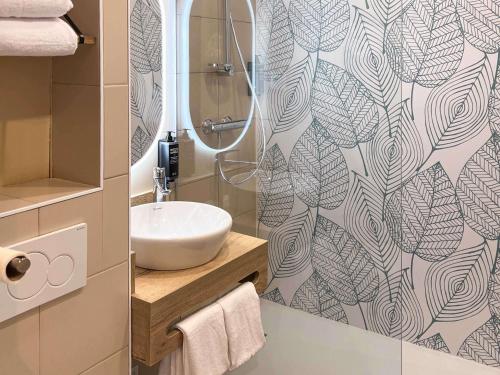 ein Bad mit einem Waschbecken und einer Dusche in der Unterkunft ibis Styles Chatenay Malabry Paris Sud in Châtenay-Malabry