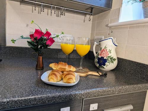 a plate of croissants and two glasses of orange juice at Sherlock's House--Moray House Comfy stay for 5 free private parking 1130Mbps broadband Idea for Twycross Zoo, Alton Towers, National Forest, National Cycle Route 63 in Church Gresley