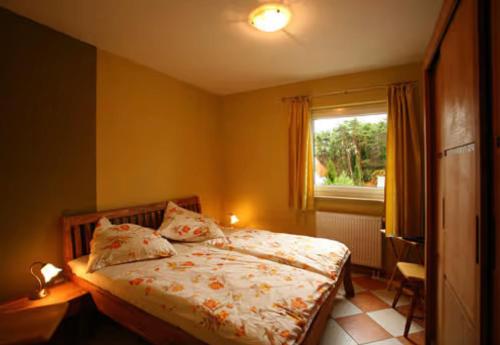 une chambre avec un lit et une fenêtre dans l'établissement Ferienwohnung Melosine, à Ostseebad Koserow