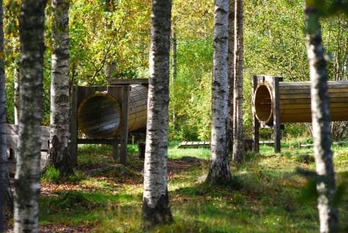 奈舍的住宿－Lövhults Vandrarhem，公园,两座长椅和树木