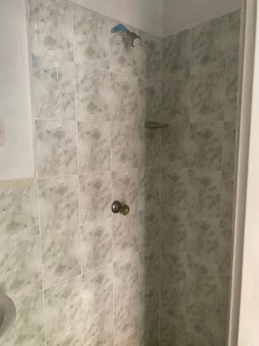 La salle de bains est pourvue d'une douche carrelée. dans l'établissement Apartaestudio Socorro Calle 16a # 7-37, à Socorro