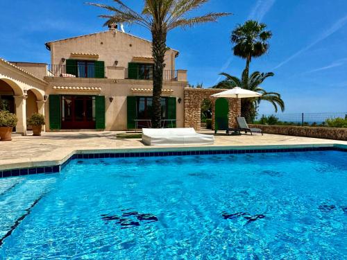 Bazén v ubytování Es Serral nebo v jeho okolí