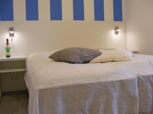 Uma cama ou camas num quarto em Lütt - Ferienzimmer direkt am Strand!