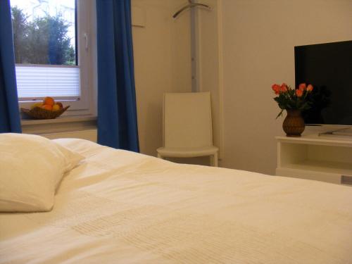 Uma cama ou camas num quarto em Lütt - Ferienzimmer direkt am Strand!