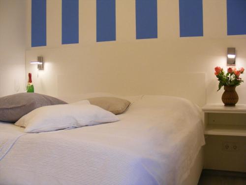 Łóżko lub łóżka w pokoju w obiekcie Lütt - Ferienzimmer direkt am Strand!