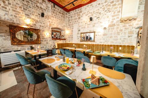 une salle à manger avec des tables et des chaises dans l'établissement Ziggy Star in Diocletian Palace, à Split