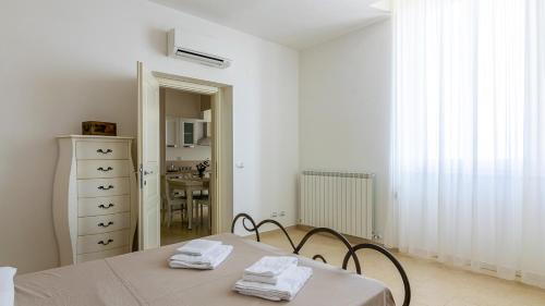 a white room with a table with two towels on it at Villa Contessina in Cossignano