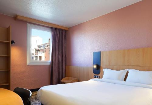 马赛B&B HOTEL Marseille Centre Vieux Port的一间有床和窗户的酒店房间