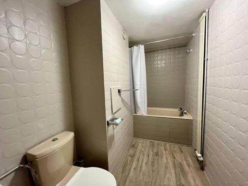 une salle de bain avec toilettes et baignoire dans l'établissement STELA - Studio cœur de Reims, à Reims