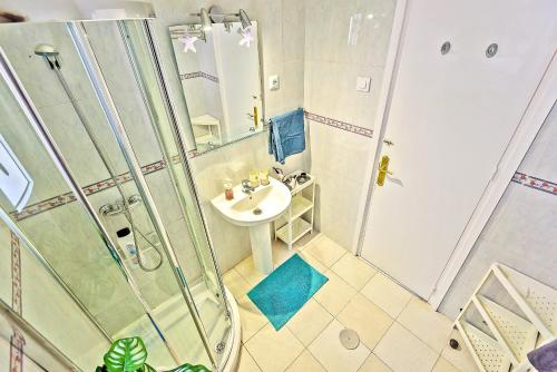 a bathroom with a sink and a shower at Plaza de Toros 3-Bedroom Apartment with Balcony in El Puerto de Santa María