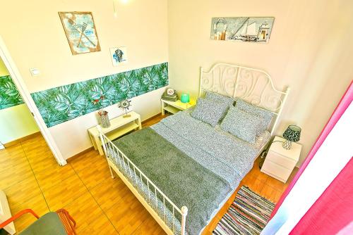 1 dormitorio con 1 cama en una habitación en Plaza de Toros 3-Bedroom Apartment with Balcony, en El Puerto de Santa María