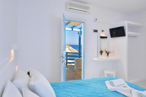 - une chambre avec un lit et une vue sur l'océan dans l'établissement Thalassopetra in Agia Kyriaki, à Agia Kiriaki Beach
