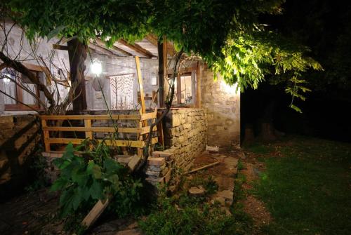una pequeña casa con una valla de madera delante de ella en Aquilaverde, en Masseria di Rusciano