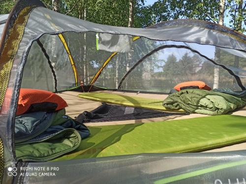 une tente avec deux sacs de couchage dans l'établissement Hannaksen tila - Tentsiles, à Korpo