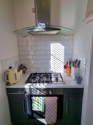 a kitchen with a stove top oven in a kitchen at Entire Apartment by City Centre & Harbourside in Bristol