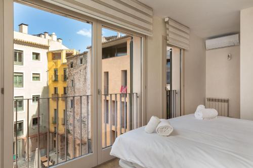 ジローナにあるFlateli Pou Rodó 3のベッドルーム1室(ベッド1台、大きな窓付)
