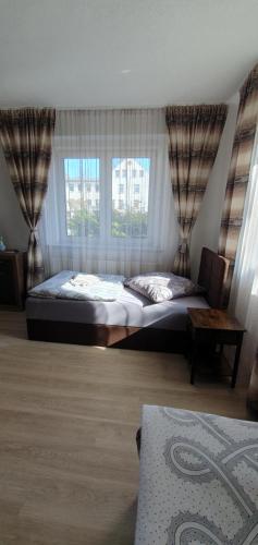 um quarto com uma cama e uma janela em Pension Valentina em Mühlau