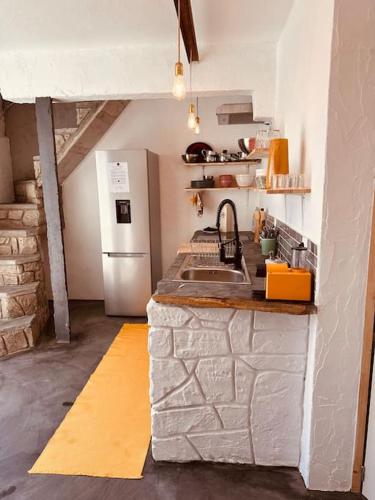 a kitchen with a sink and a refrigerator at Paraíso do Corval in São Pedro do Corval
