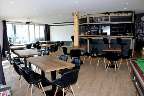 een restaurant met tafels en stoelen in een kamer bij Mobil Home XXL 4 chambres - Camping du Quinquis in Clohars-Carnoët