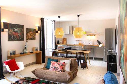 ビアリッツにあるOSSUNA KEYWEEK Very nice apartment close the main beach in Biarritzのリビングルーム(ソファ付)、キッチン