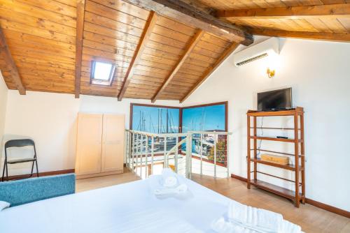 ein Wohnzimmer mit einem Bett und einem Balkon in der Unterkunft Palazzo Boyer - Marina - 6 posti in Cagliari
