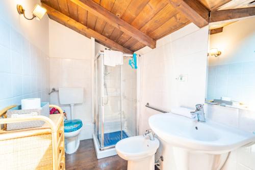 ein Bad mit einem Waschbecken und einer Dusche in der Unterkunft Palazzo Boyer - Marina - 6 posti in Cagliari