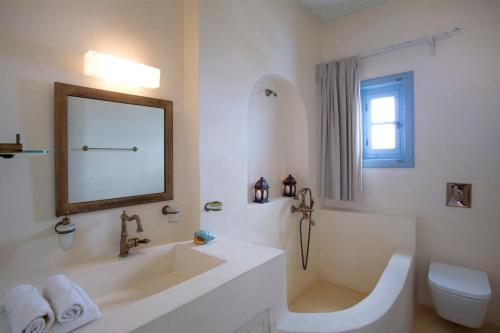 y baño con lavabo, aseo y espejo. en Villa Sophia Patmos, en Patmos