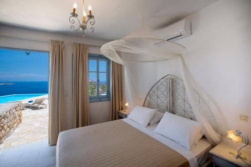 1 dormitorio con 1 cama y vistas al océano en Villa Sophia Patmos, en Patmos
