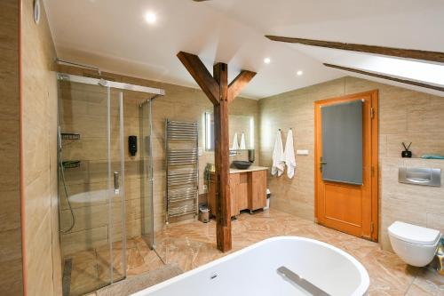 W łazience znajduje się wanna, prysznic i umywalka. w obiekcie Amazing Charles Bridge Apartment w Pradze