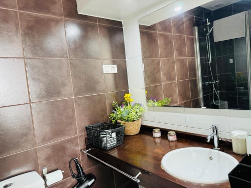 uma casa de banho com um lavatório e um espelho em Center City, PUERTA DEL SOL em Madri