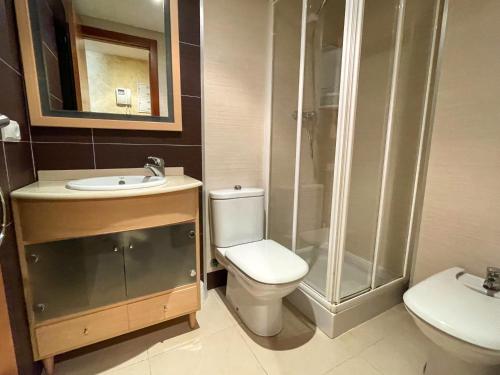 Un baño con inodoro, ducha y lavabo. en Apartamentos Mondrían Marina D'Or 1º línea 3000, en Oropesa del Mar
