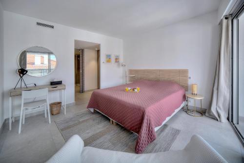 une chambre avec un lit, un bureau et un miroir dans l'établissement Spacieux et confortable 2 pieces A1B259, à Cannes