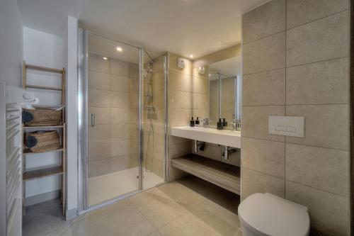 une salle de bain avec une douche, des toilettes et un lavabo dans l'établissement Spacieux et confortable 2 pieces A1B259, à Cannes