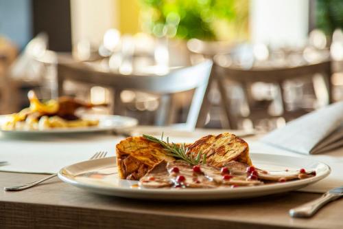 ein Teller mit Lebensmitteln auf einem Tisch in der Unterkunft Villa Betula Resort & Camping in Liptovská Sielnica