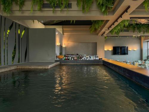 una piscina al centro di un edificio di The Chania Hotel a Chania