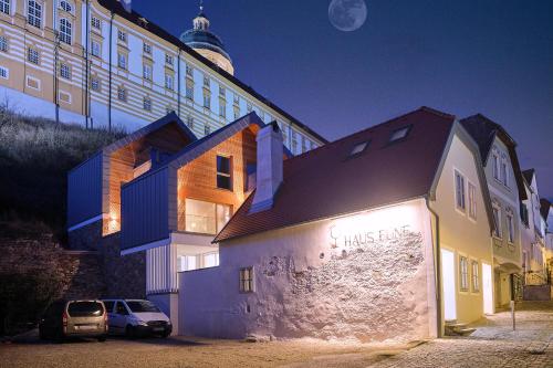 um edifício com um sinal na lateral em Haus Fünf mit 2 Apartments und Studio-Loft mit Terrasse em Melk