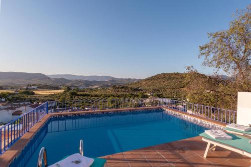 una piscina con vista sulle montagne di Preciosa casa rural boutique con piscina privada, wifi a Zagrilla