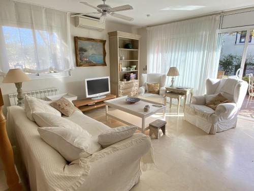 a living room with a couch and chairs and a tv at TarracoHomes-TH138 Townhouse Altafulla cerca del Castillo in Altafulla