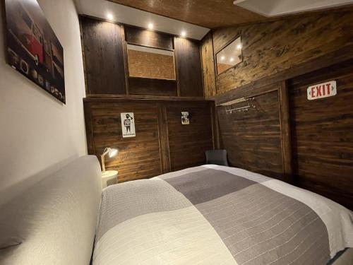 um quarto com uma cama num quarto com paredes de madeira em Ferienwohnung Nr 4 - b50457 em Wunstorf