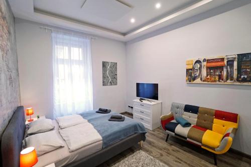 A bed or beds in a room at K03 Elitehost Kis Diófa Central