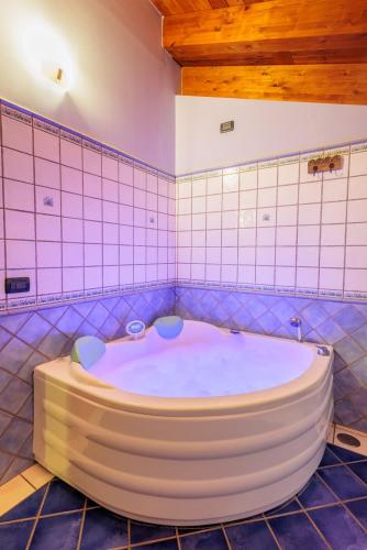 a large bath tub in a tiled bathroom at Green Park Bio Agriturismo in Trentinara
