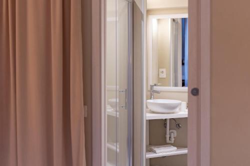 a bathroom with a sink and a mirror at Casa Vèra Affittacamere Appartamenti in Orvieto