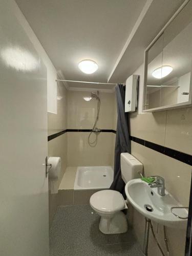 uma pequena casa de banho com WC e lavatório em MK Apartments Bremen 2 em Bremen