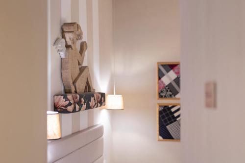 a room with two lights and a wooden sculpture on a dresser at Casa Vèra Affittacamere Appartamenti in Orvieto