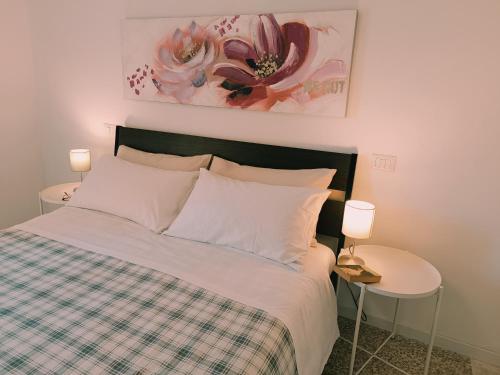 una camera con un letto e due tavoli con lampade di il 64B - 10 minuti a piedi dal Policlinico San Matteo - a Pavia